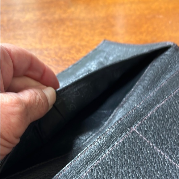 Gucci Black Leather Wallet with Textured Finish - Picture 9 of 13